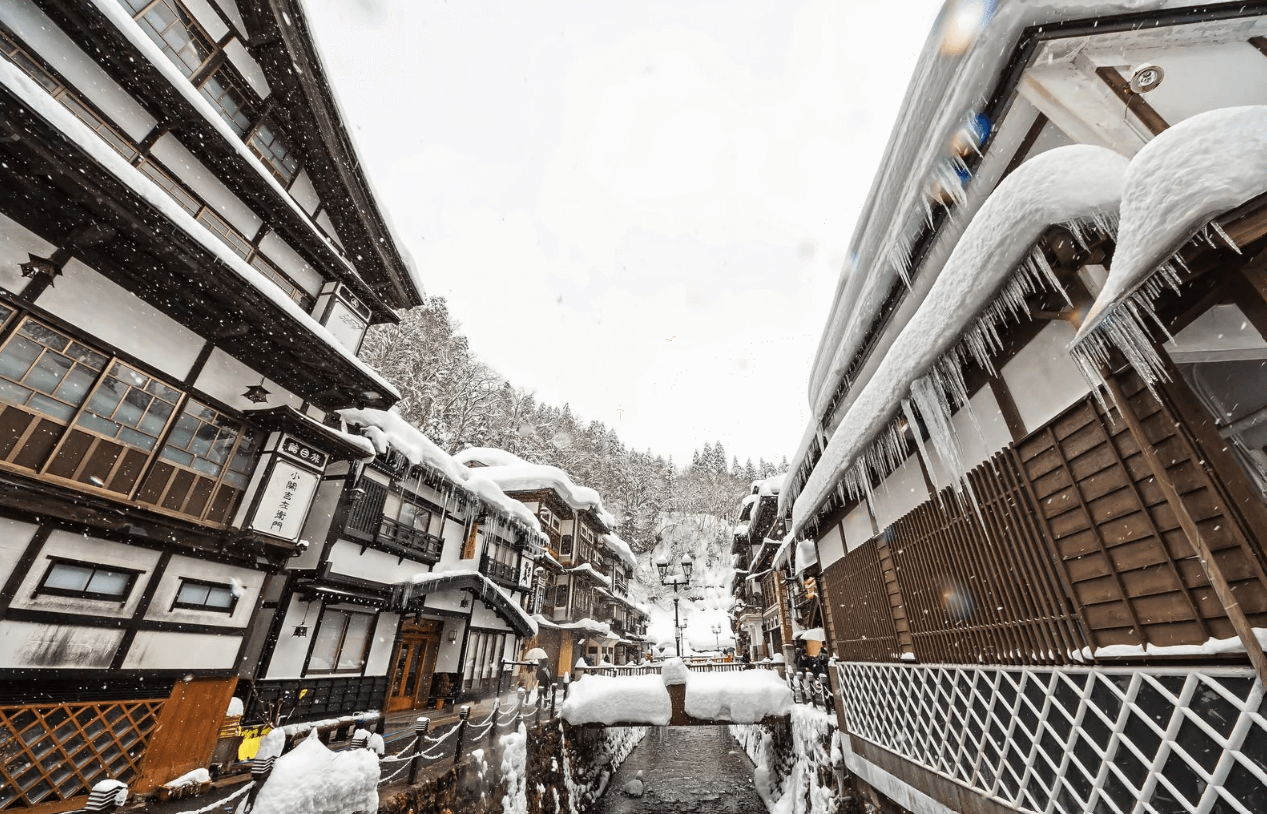 人間が以下のような画像を見た時は、両脇にある宿がメインの被写体であることが想像できるでしょう。