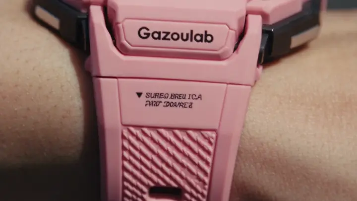 Gazoulabのピンク色の腕時計とベルトのディテールを映した商品クローズアップ